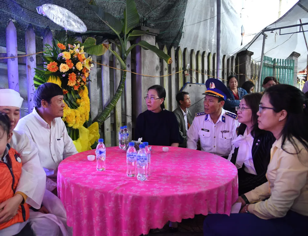 Bí thư Tỉnh ủy Quảng Ngãi Bùi Thị Quỳnh Vân (thứ 4 từ phải qua) thăm viếng gia đình có nạn nhân tử vong trong vụ tai nạn giao thông nghiêm trọng xảy ra tại Quảng Nam. Ảnh: Vùng CSB 2