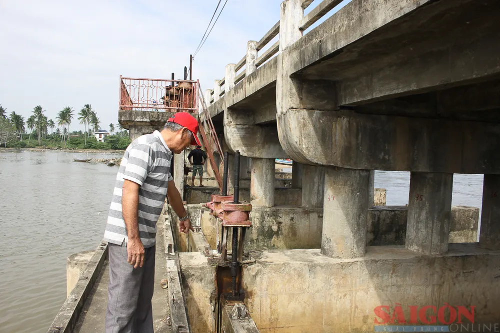 Nhiều đoạn ron bị hư hỏng, rò rỉ nước tại đập Hiền Lương. Ảnh: NGUYỄN TRANG