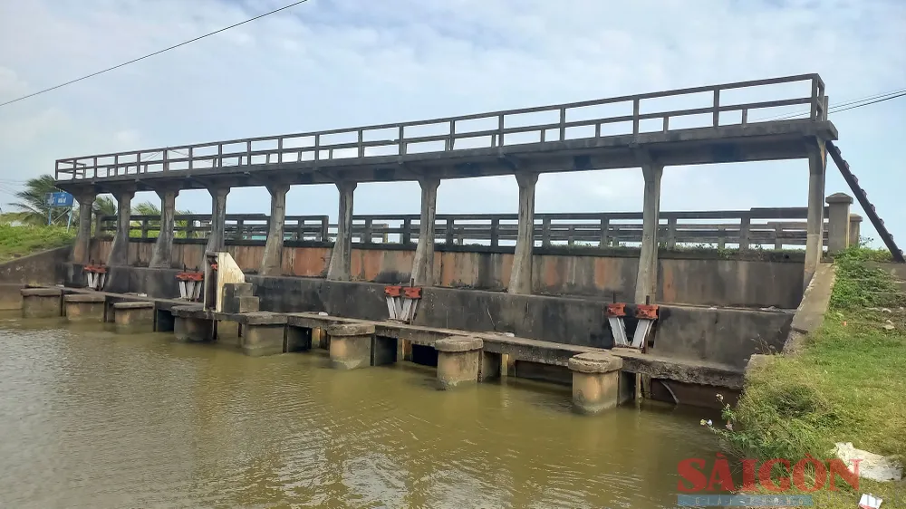 Công trình ngăn mặn cũng đã xuống cấp, hư hỏng sau thời gian khai thác sử dụng kéo dài. Ảnh: NGUYỄN TRANG