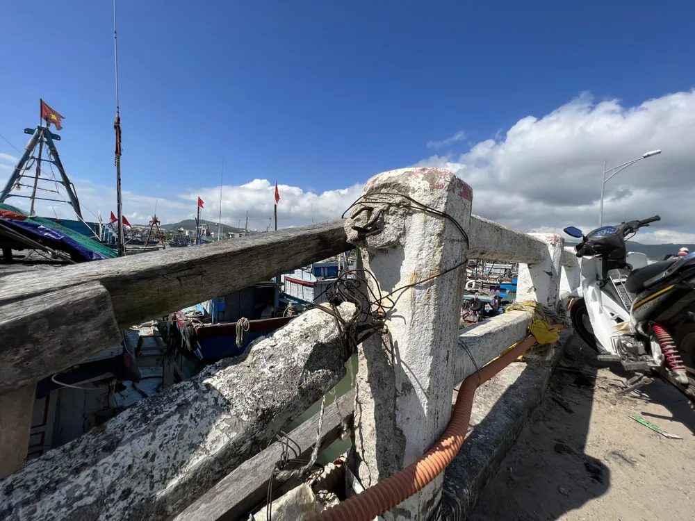 Thành cầu bị đứt gãy được nối lại bằng những dây sắt