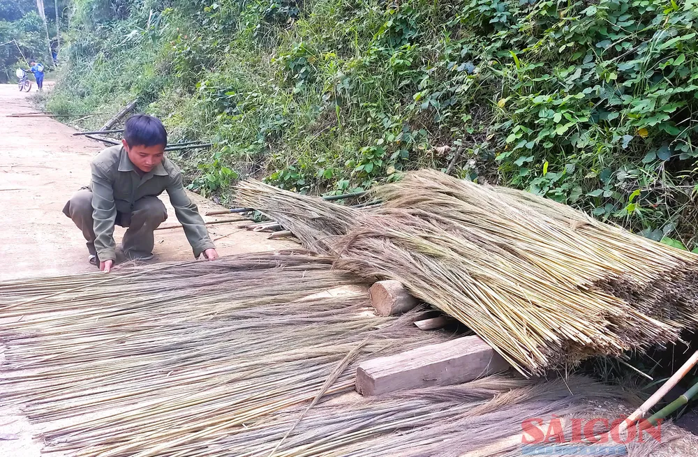 Người dân phơi đót trên những tuyến đường bê tông thôn Trà Ôi, xã Trà Xinh