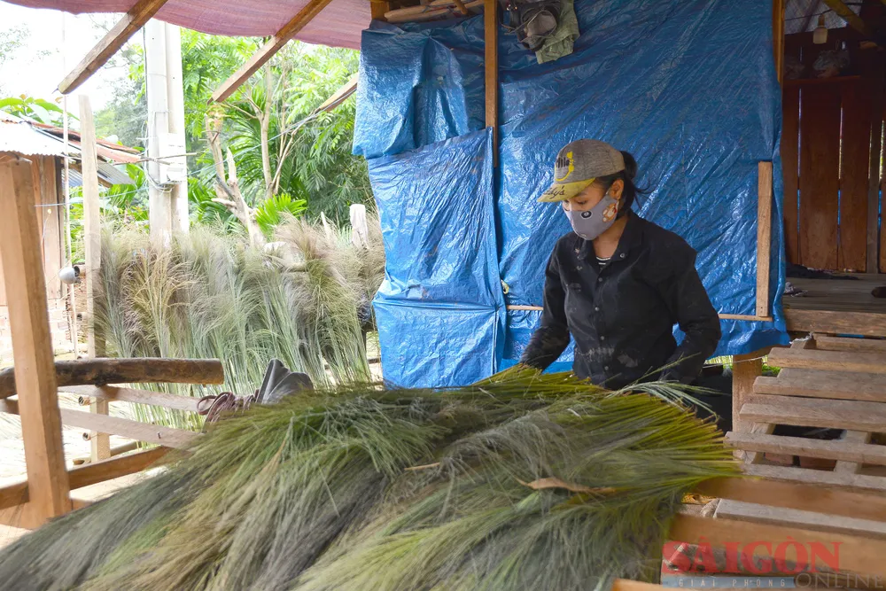 Người dân thôn Trà Ôi, xã Trà Xinh (huyện Trà Bồng) chất đầy đót trong nhà. Ảnh: NGUYỄN TRANG