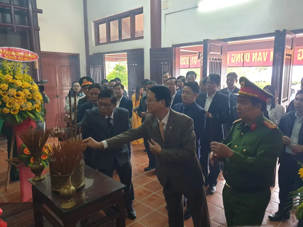 Các đại biểu dâng hương tại Khu lưu niệm Thủ tướng Phạm Văn Đồng