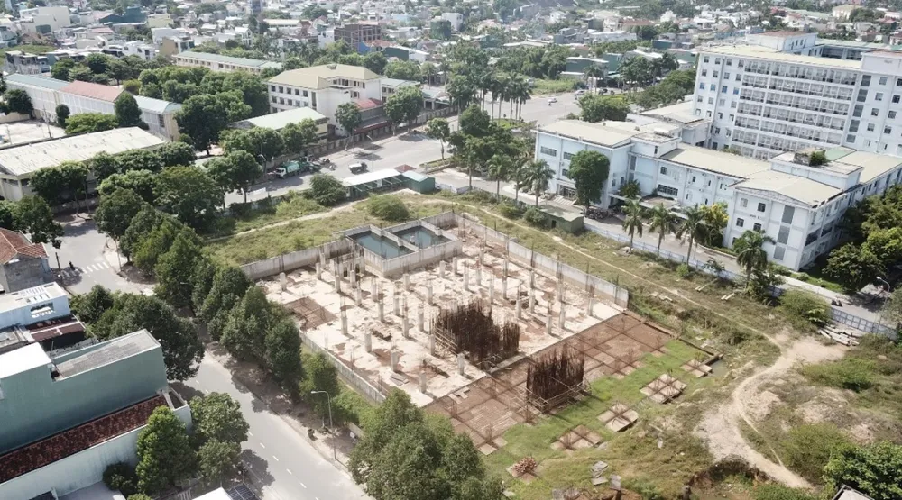 Dự án Khu dịch vụ chất lượng cao, Bệnh viện Đa khoa tỉnh Quảng Ngãi dừng thi công từ năm 2020 đến nay.