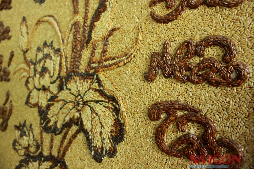 Những hạt gạo sắp xếp nổi lên trên để có thể chạm tay cảm nhận. Ảnh: NGUYỄN TRANG Những hạt gạo sắp xếp nổi lên trên để có thể chạm tay cảm nhận. Ảnh: NGUYỄN TRANG