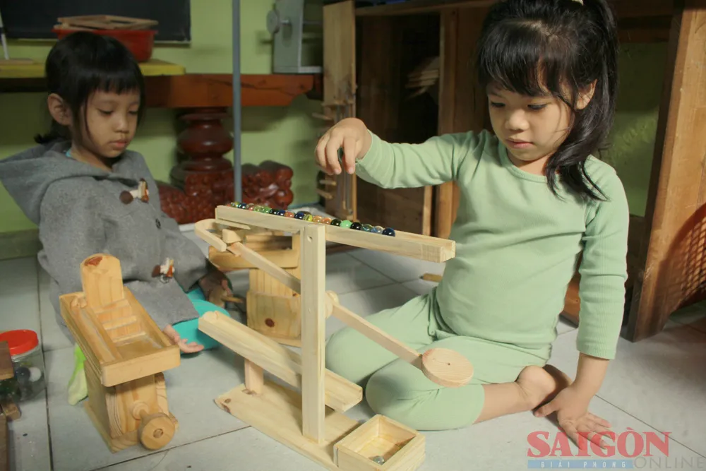 Những mô hình đơn giản cho học sinh mầm non được ông Chí làm. Ảnh: NGUYỄN TRANG Những mô hình đơn giản cho học sinh mầm non được ông Chí làm. Ảnh: NGUYỄN TRANG