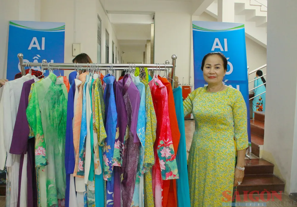 Một bộ áo dài hoa văn vàng thật đẹp và phù hợp với người mặc. Ảnh: NGUYỄN TRANG