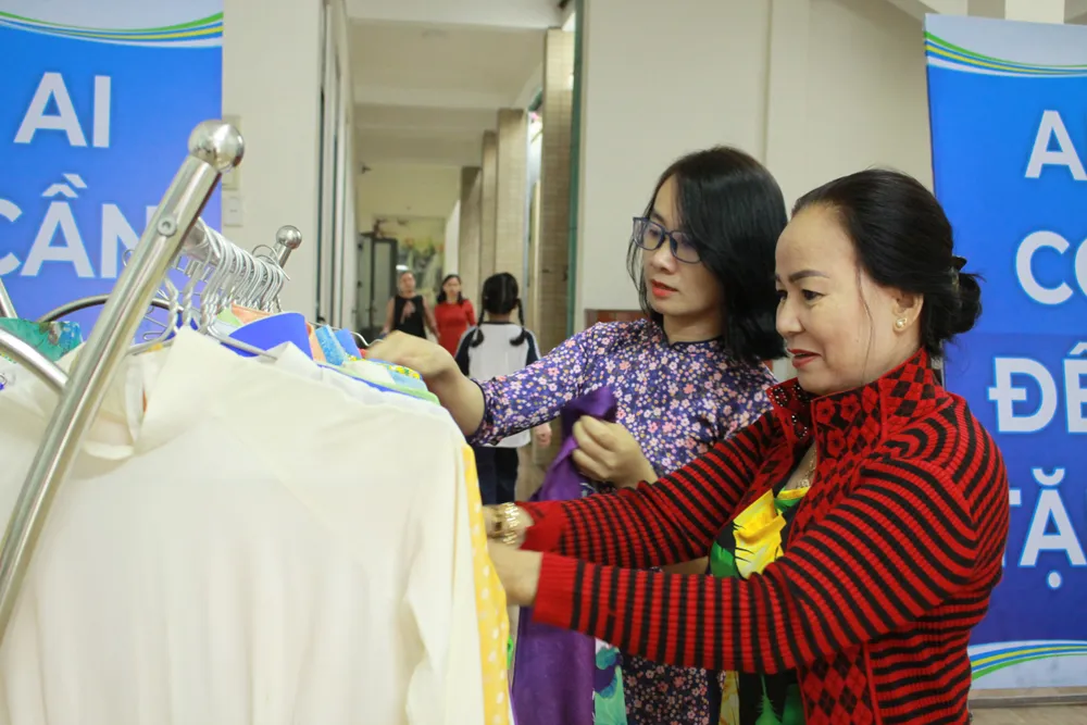 Cán bộ Hội LHPN tỉnh Quảng Ngãi túc trực để hỗ trợ tư vấn cho người đến tham gia chương trình. Ảnh: NGUYỄN TRANG