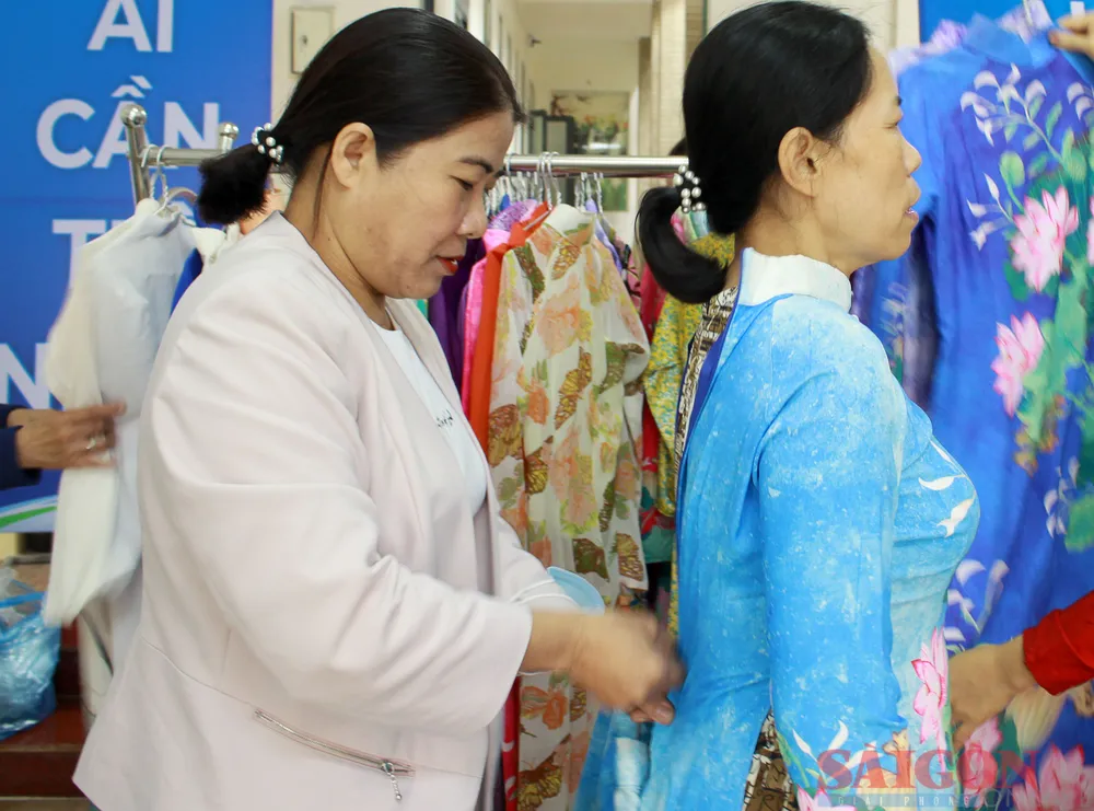 Ướm thử bộ áo dài. Ảnh: NGUYỄN TRANG