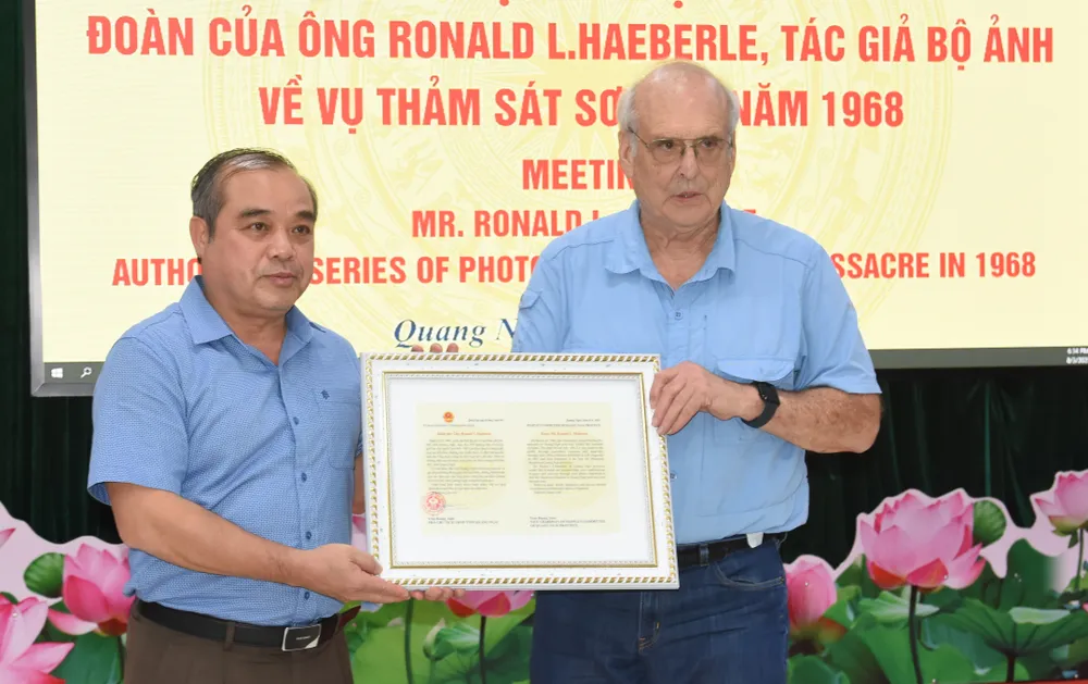 UBND tỉnh Quảng Ngãi và ông Ronald L. Haeberle thực hiện ký kết tiếp tục treo bộ ảnh của ông tại Khu chứng tích Sơn Mỹ vào ngày 8-3 vừa qua