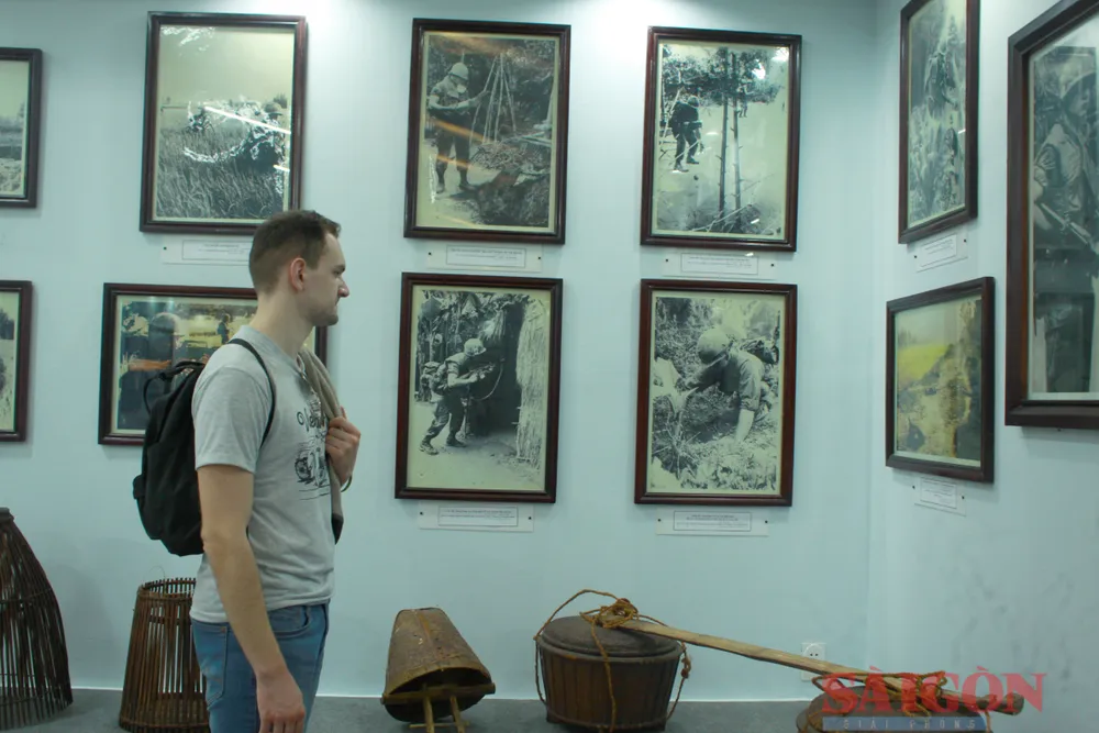Du khách tham quan Khu chứng tích Sơn Mỹ. Ảnh: NGUYỄN TRANG Du khách tham quan Khu chứng tích Sơn Mỹ. Ảnh: NGUYỄN TRANG