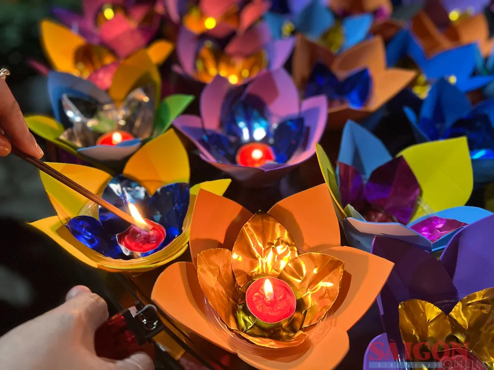 Mỗi chiếc đèn đều cầu nguyện cho linh hồn người đã mất. Ảnh: NGUYỄN TRANG