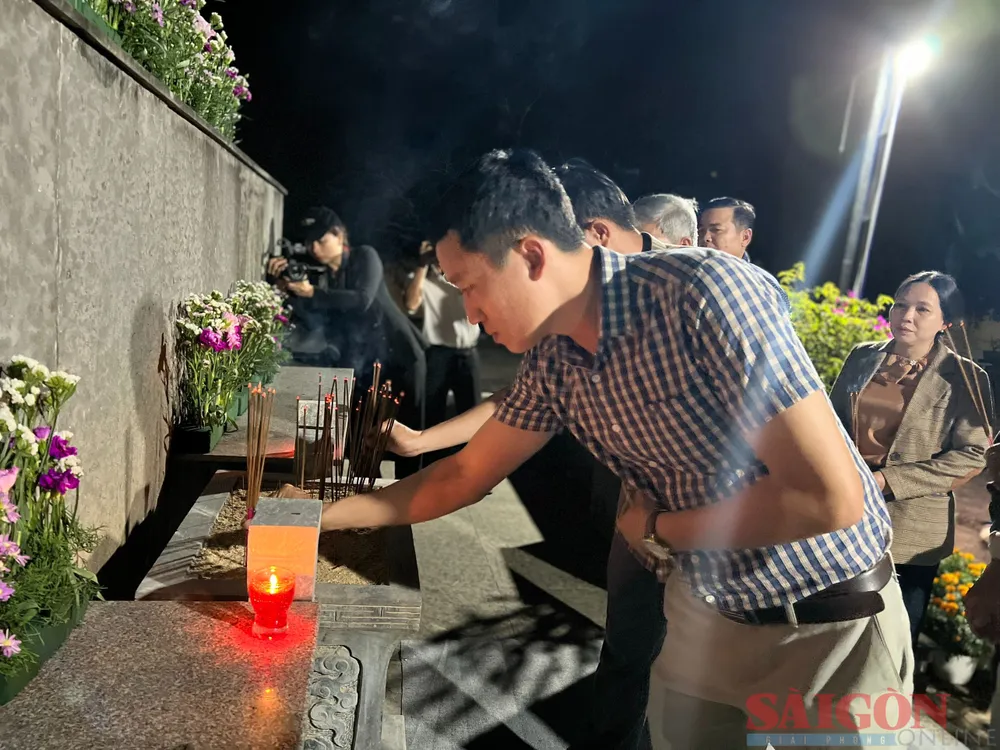 Thắp hương cầu nguyện cho những người đã mất trong vụ thảm sát. Ảnh: NGUYỄN TRANG