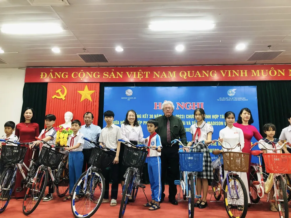 Ông Mike Boehm, đại diện Tổ chức Madison Quakers, Inc tặng xe đạp cho học sinh Quảng Ngãi. Ảnh: Hội LHPN tỉnh Quảng Ngãi