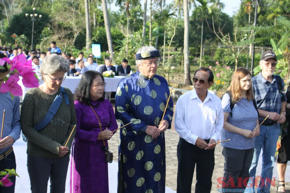 Hằng năm, đại diện tổ chức Madison Quakers, Inc luôn đến dâng hương vào ngày này. Ảnh: NGUYỄN TRANG Hằng năm, đại diện tổ chức Madison Quakers, Inc luôn đến dâng hương vào ngày này. Ảnh: NGUYỄN TRANG