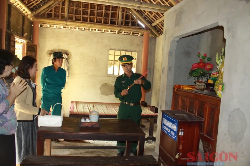 Người dân đến thắp hương cho một ngôi nhà của người dân đã mất trong vụ thảm sát tại Khu chứng tích Sơn Mỹ. Ảnh: NGUYỄN TRANG Người dân đến thắp hương cho một ngôi nhà của người dân đã mất trong vụ thảm sát tại Khu chứng tích Sơn Mỹ. Ảnh: NGUYỄN TRANG