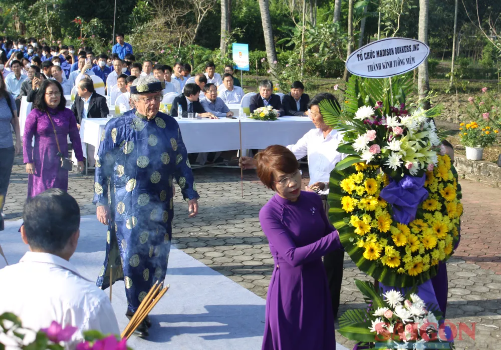 Tổ chức Madison Quakers, Inc thực hiện lễ dâng hương. Ảnh: NGUYỄN TRANG Tổ chức Madison Quakers, Inc thực hiện lễ dâng hương. Ảnh: NGUYỄN TRANG