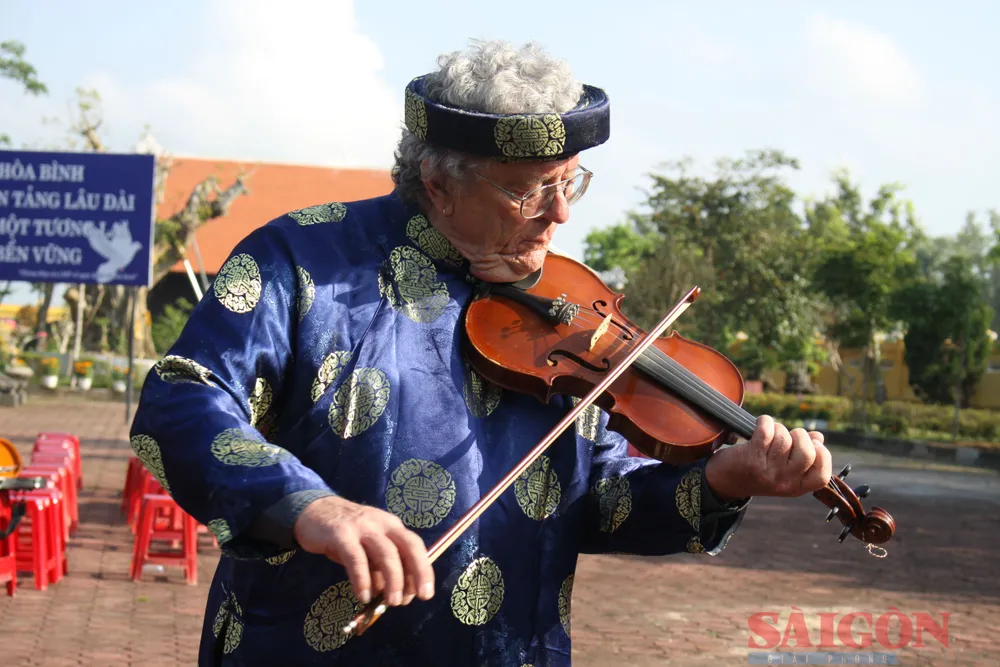 Ông Mike Poehm cùng cây vĩ cầm đến tham dự lễ tưởng niệm. Ảnh: NGUYỄN TRANG Ông Mike Poehm cùng cây vĩ cầm đến tham dự lễ tưởng niệm. Ảnh: NGUYỄN TRANG