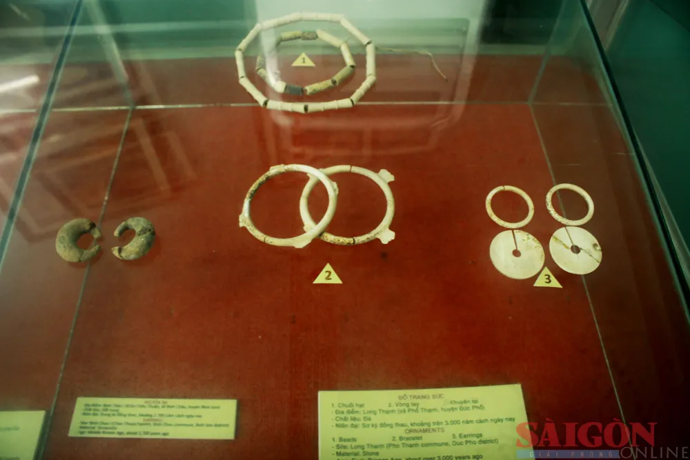 Đồ trang sức được phát hiện tại di tích Long Thạnh (nay thuộc phường Phổ Thạnh, thị xã Đức Phổ) chất liệu bằng đá, niên đại sơ kỳ Đồng thau, khoảng trên 3.000 năm cách ngày nay, được trưng bày tại Bảo tàng Tổng hợp tỉnh Quảng Ngãi. Ảnh: NGUYỄN TRANG