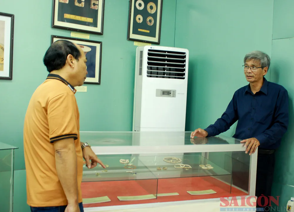 Tiến sĩ Đoàn Ngọc Khôi (bên phải) nói về trang sức trong văn hóa Sa Huỳnh. Ảnh: NGUYỄN TRANG
