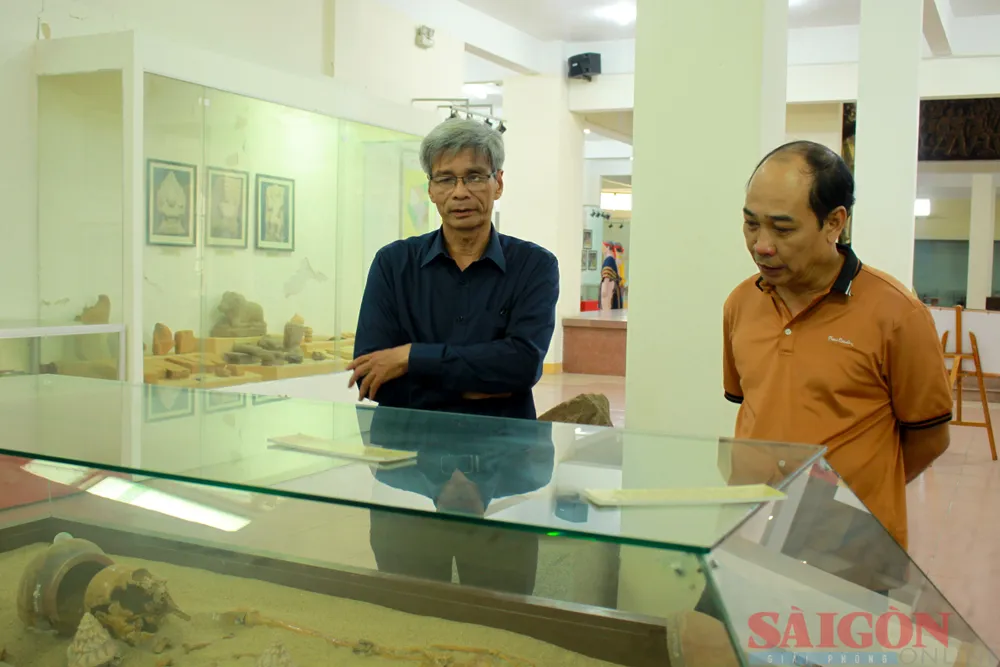 Tiến sĩ Đoàn Ngọc Khôi (bên trái) chia sẻ ý nghĩa của công nhận Di tích Quốc gia đặc biệt Văn hóa Sa Huỳnh nhất là đối với di tích khảo cổ. Ảnh: NGUYỄN TRANG