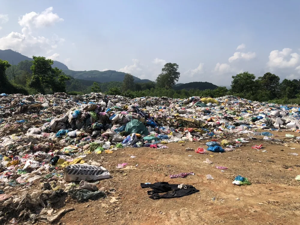 Bên ngoài hố chôn lấp, lượng rác đã tràn ngập, gây ô nhiễm môi trường