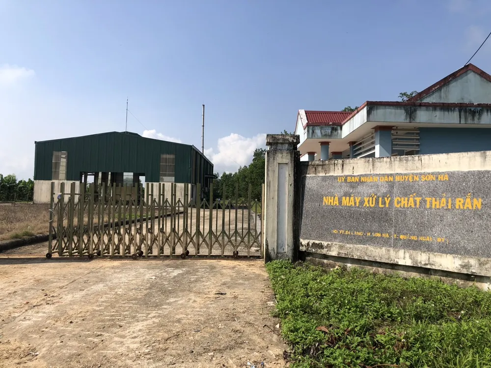Nhà máy xử lý rác của huyện Sơn Hà dù đã hoàn thành 1 năm nhưng vẫn chưa đưa vào sử dụng