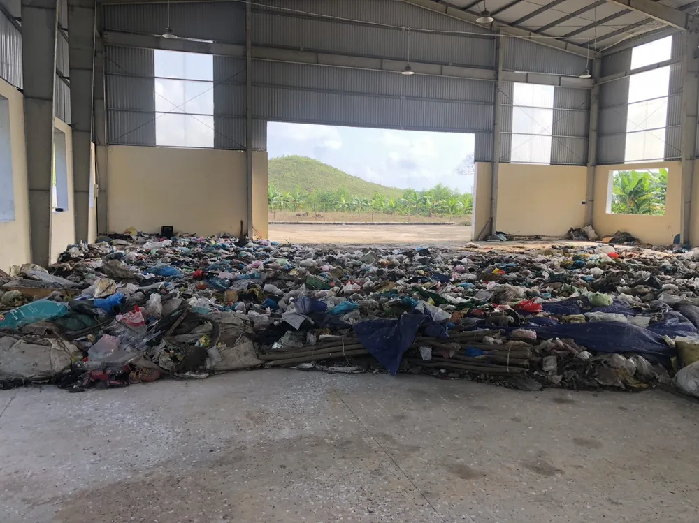 Rác chất đầy bên trong nhà máy