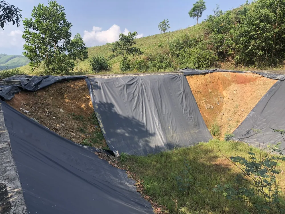 Trong khi đó, các hố chôn lấp thì không xử lý