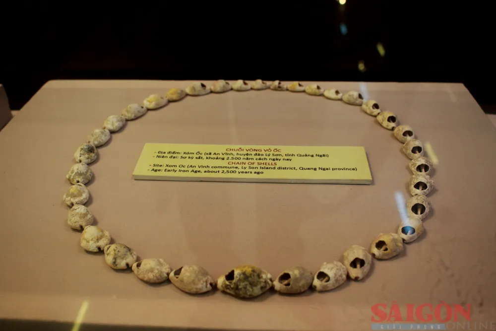 Cư dân văn hóa Sa Huỳnh rất ưa chuộng đồ trang sức chế tác từ đá ngọc, thủy tinh. Từ giai đoạn tiền Sa Huỳnh ở sơ kỳ đồng thau đã tìm thấy trong mộ táng ở Long Thạnh loại vòng tay, ống chuỗi chế tác từ đá ngọc Nephrite, ở Bình Châu II trong mộ đất có 7 hạt trang sức đá Opal. Đến giai đoạn Sa Huỳnh sơ kỳ sắt, cư dân Sa Huỳnh ưa chuộng đồ trang sức chế tác từ đá mã não và thủy tinh. Một vòng chuỗi đeo cổ đá mã não với các hạt hình thoi từ lớn đến nhỏ được phát hiện trong mộ chum hỏa táng ở Dương Quang (huyện Mộ Đức). Đây là vòng chuỗi mã não hoàn hảo đầy đủ nhất, đẹp nhất từ trước đến nay trong mộ táng Sa Huỳnh. Ảnh: NGUYỄN TRANG Cư dân văn hóa Sa Huỳnh rất ưa chuộng đồ trang sức chế tác từ đá ngọc, thủy tinh. Từ giai đoạn tiền Sa Huỳnh ở sơ kỳ đồng thau đã tìm thấy trong mộ táng ở Long Thạnh loại vòng tay, ống chuỗi chế tác từ đá ngọc Nephrite, ở Bình Châu II trong mộ đất có 7 hạt trang sức đá Opal. Đến giai đoạn Sa Huỳnh sơ kỳ sắt, cư dân Sa Huỳnh ưa chuộng đồ trang sức chế tác từ đá mã não và thủy tinh. Một vòng chuỗi đeo cổ đá mã não với các hạt hình thoi từ lớn đến nhỏ được phát hiện trong mộ chum hỏa táng ở Dương Quang (huyện Mộ Đức). Đây là vòng chuỗi mã não hoàn hảo đầy đủ nhất, đẹp nhất từ trước đến nay trong mộ táng Sa Huỳnh. Ảnh: NGUYỄN TRANG