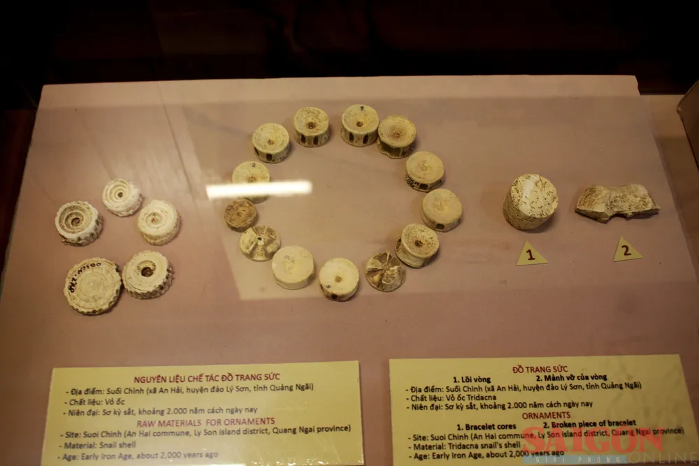 Đồ trang sức và nguyên liệu chế tác đồ trang sức tại Suối Chình (xã An Hải, huyện đảo Lý Sơn, tỉnh Quảng Ngãi) có niên đại khoảng 2.000 năm trước. Ảnh: NGUYỄN TRANG Đồ trang sức và nguyên liệu chế tác đồ trang sức tại Suối Chình (xã An Hải, huyện đảo Lý Sơn, tỉnh Quảng Ngãi) có niên đại khoảng 2.000 năm trước. Ảnh: NGUYỄN TRANG