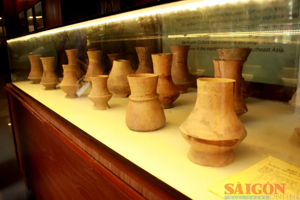 Bảo vật Quốc gia - bộ sưu tập bình gốm đất nung Long Thạnh, có niên đại tiền Sa Huỳnh, cách nay khoảng 3.000 năm, khai quật ở các năm 1978 và 1994 trong khu mộ chum tại địa điểm di tích Long Thạnh thuộc thôn Long Thạnh 2, phường Phổ Thạnh, thị xã Đức Phổ, tỉnh Quảng Ngãi. Ảnh: NGUYỄN TRANG Bảo vật Quốc gia - bộ sưu tập bình gốm đất nung Long Thạnh, có niên đại tiền Sa Huỳnh, cách nay khoảng 3.000 năm, khai quật ở các năm 1978 và 1994 trong khu mộ chum tại địa điểm di tích Long Thạnh thuộc thôn Long Thạnh 2, phường Phổ Thạnh, thị xã Đức Phổ, tỉnh Quảng Ngãi. Ảnh: NGUYỄN TRANG