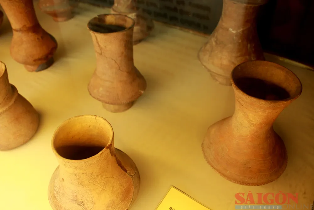 Bộ sưu tập Bình gốm Long Thạnh là hiện vật độc bản, chế tác bằng tay, còn nguyên vẹn, phản ánh đặc trưng đồ gốm ở giai đoạn sớm của Văn hóa Sa Huỳnh. Ảnh: NGUYỄN TRANG Bộ sưu tập Bình gốm Long Thạnh là hiện vật độc bản, chế tác bằng tay, còn nguyên vẹn, phản ánh đặc trưng đồ gốm ở giai đoạn sớm của Văn hóa Sa Huỳnh. Ảnh: NGUYỄN TRANG
