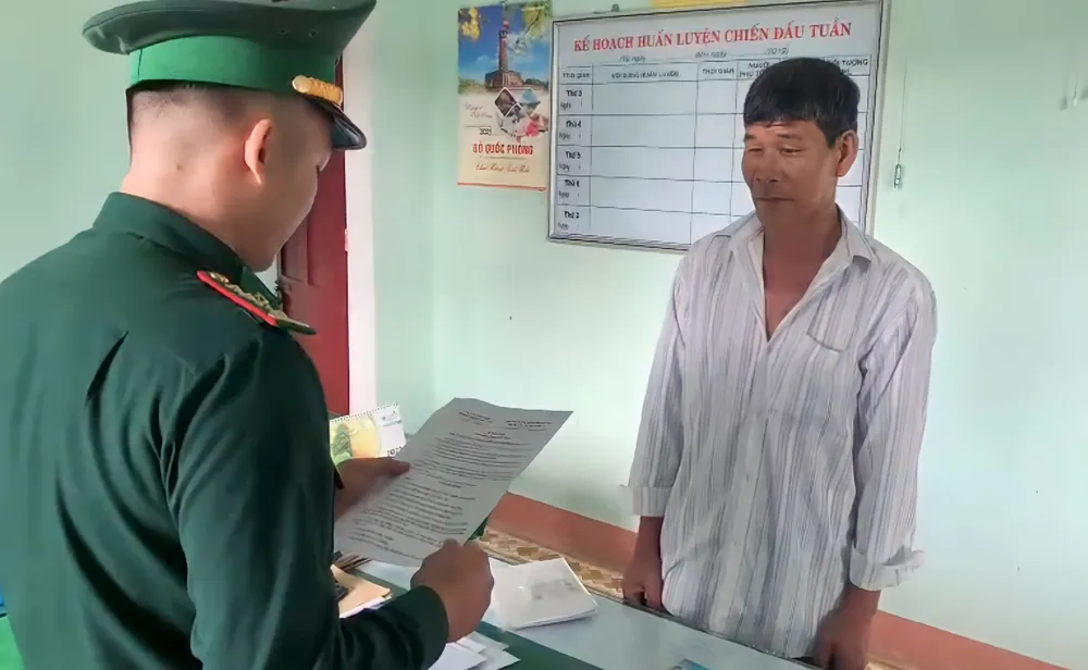 Đồn Biên phòng cửa khẩu cảng Sa Kỳ công bố quyết định xử phạt của Chủ tịch UBND TP Quảng Ngãi đến thuyền trưởng tàu cá vi phạm