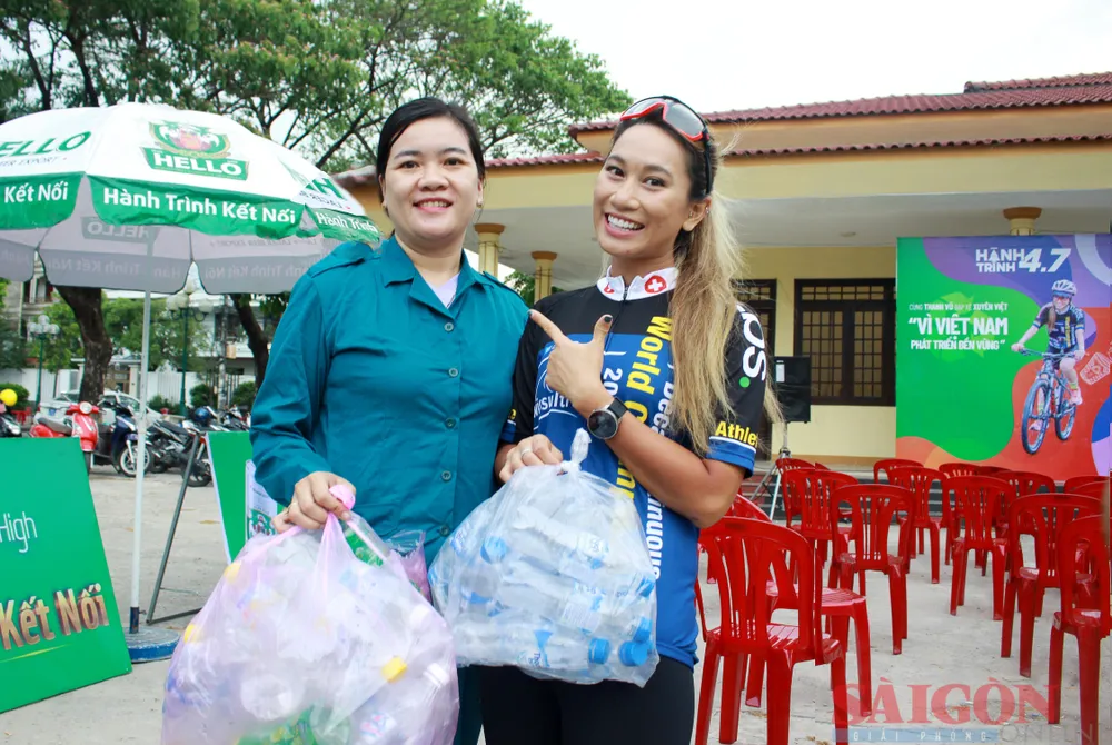 Thanh Vũ đã đạp xe đến tỉnh Quảng Ngãi và cùng người dân thu gom rác thải nhựa, truyền thông điệp "Vì Việt Nam phát triển bền vững". Ảnh: NGUYỄN TRANG Thanh Vũ đã đạp xe đến tỉnh Quảng Ngãi và cùng người dân thu gom rác thải nhựa, truyền thông điệp "Vì Việt Nam phát triển bền vững". Ảnh: NGUYỄN TRANG