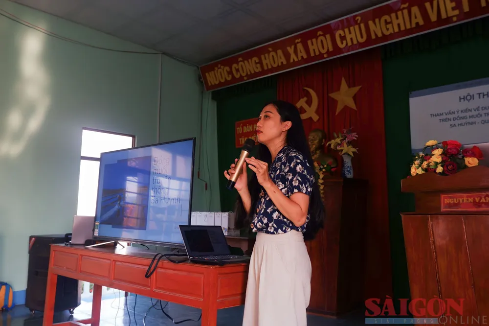 Chị Phạm Thị Hồng Thắm, người khởi nghiệp thành công thương hiệu muối SAHU, chia sẻ người dân về phát triển nghề muối