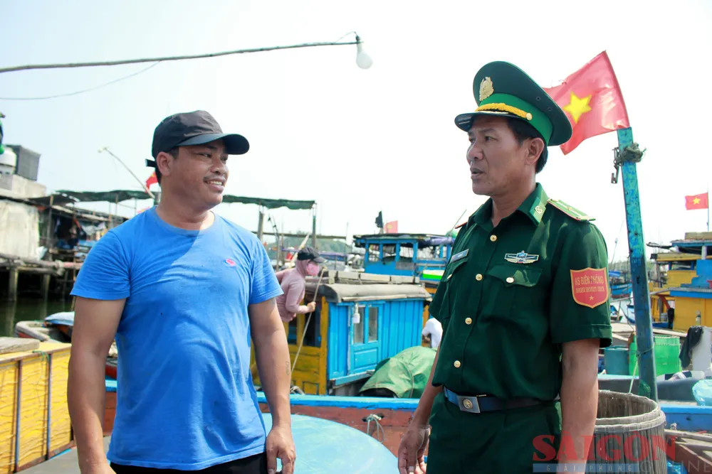 Cán bộ Biên phòng đang giải thích ngư dân về các quy định hành nghề trên biển. Ảnh: NGUYỄN TRANG