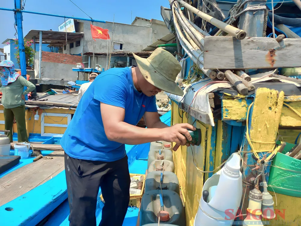 Các chủ tàu được hướng dẫn lắp đèn tín hiệu trên tất cả các tàu đảm bảo an toàn ra khơi. Ảnh: NGUYỄN TRANG