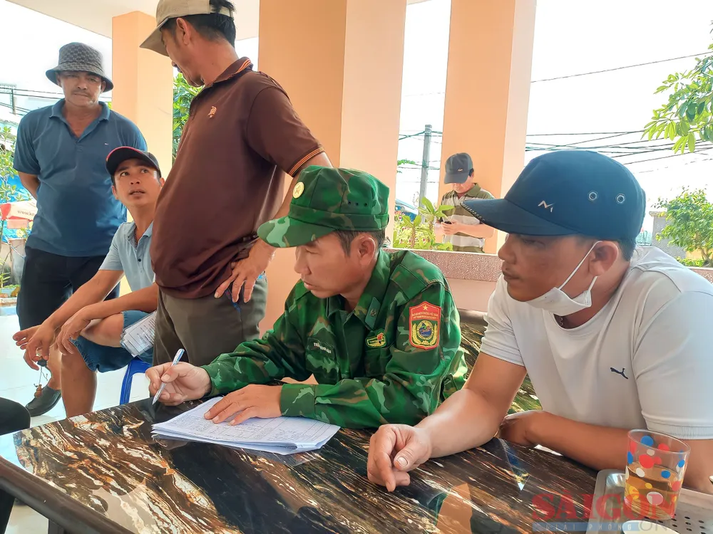 Các chủ tàu đến cung cấp thông tin tàu cá đang hoạt động. Ảnh: NGUYỄN TRANG