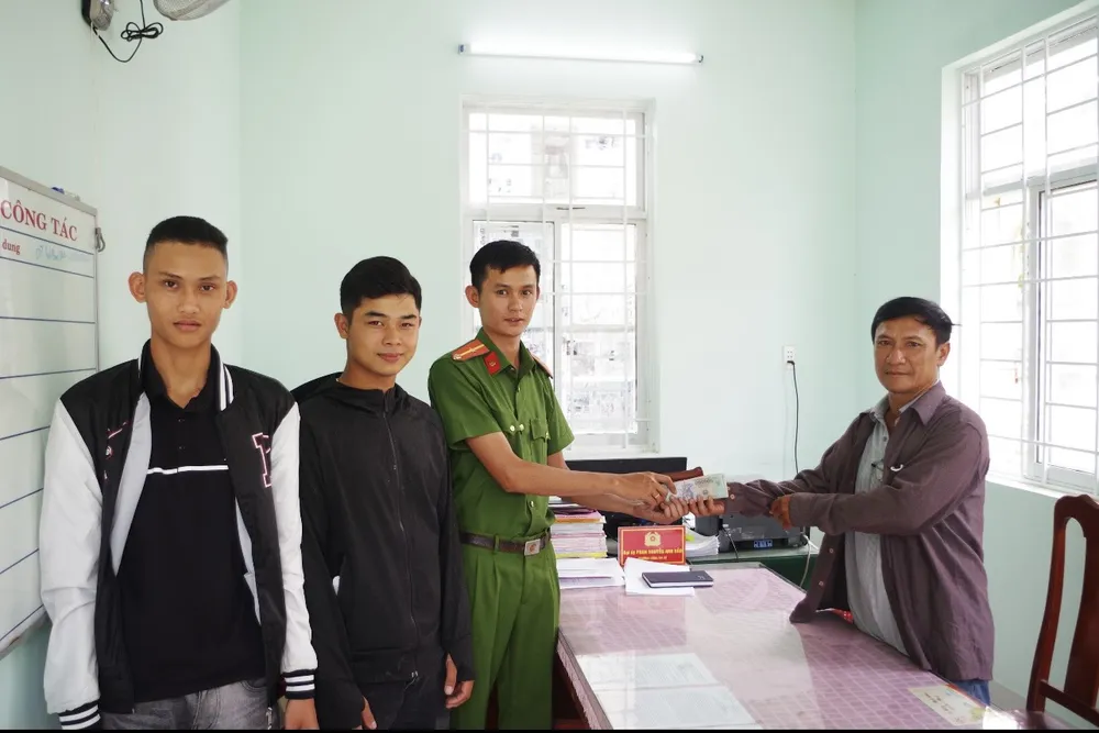 Hai thanh niên đến Công an xã Trà Tân và trả lại ví và tiền mà anh Bùi Thanh Hà đánh rơi. Ảnh: Công an xã Trà Tân Hai thanh niên đến Công an xã Trà Tân và trả lại ví và tiền mà anh Bùi Thanh Hà đánh rơi. Ảnh: Công an xã Trà Tân