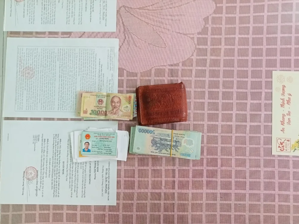 Tài sản nhặt được đem trả cho người đánh rơi. Ảnh: Công an xã Trà Tân Tài sản nhặt được đem trả cho người đánh rơi. Ảnh: Công an xã Trà Tân