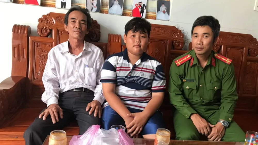 Em Võ Tấn Đệ (ở giữa) có hành động dũng cảm cứu người đuối nước