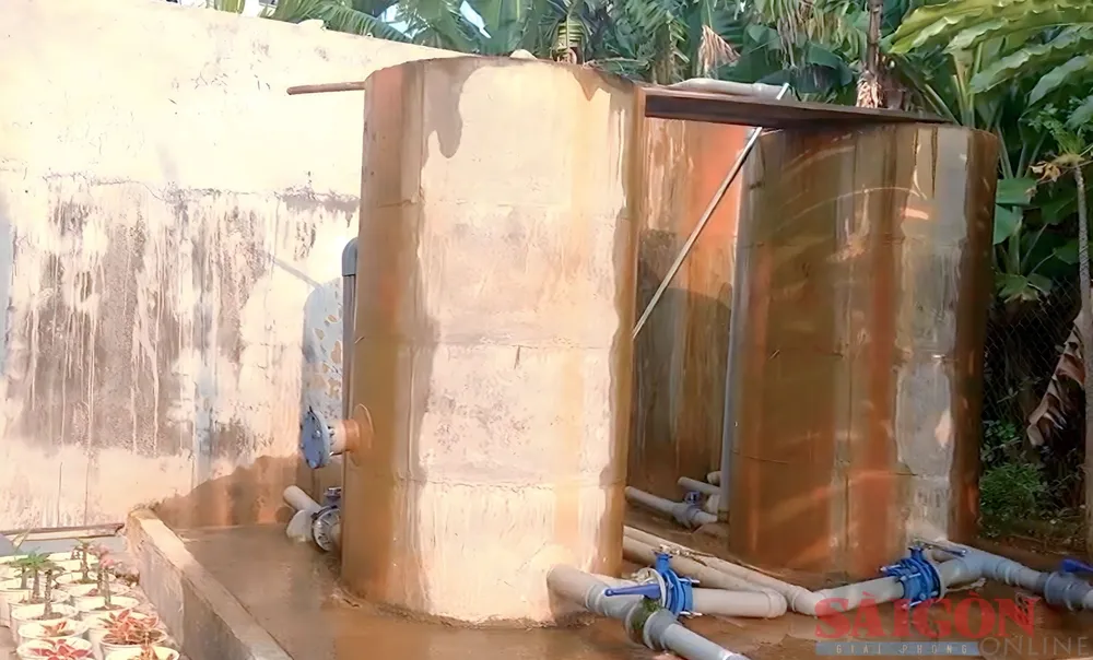 Nước được bơm lên qua các bể lọc, xử lý nước trước khi về dân. Tuy nhiên, mùa nắng, trữ lượng nước tại hệ thống vẫn không đủ cung cấp do nguồn nước cạn kiệt. Ảnh: NGUYỄN TRANG Nước được bơm lên qua các bể lọc, xử lý nước trước khi về dân. Tuy nhiên, mùa nắng, trữ lượng nước tại hệ thống vẫn không đủ cung cấp do nguồn nước cạn kiệt. Ảnh: NGUYỄN TRANG