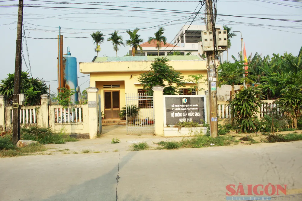 Hệ thống cấp nước sạch Nghĩa Phú chỉ cung cấp cho hơn 430 hộ/1.800 hộ, nên người dân phải đóng giếng dù nước nhiễm phèn, mặn vẫn dùng. Ảnh: NGUYỄN TRANG Hệ thống cấp nước sạch Nghĩa Phú chỉ cung cấp cho hơn 430 hộ/1.800 hộ, nên người dân phải đóng giếng dù nước nhiễm phèn, mặn vẫn dùng. Ảnh: NGUYỄN TRANG