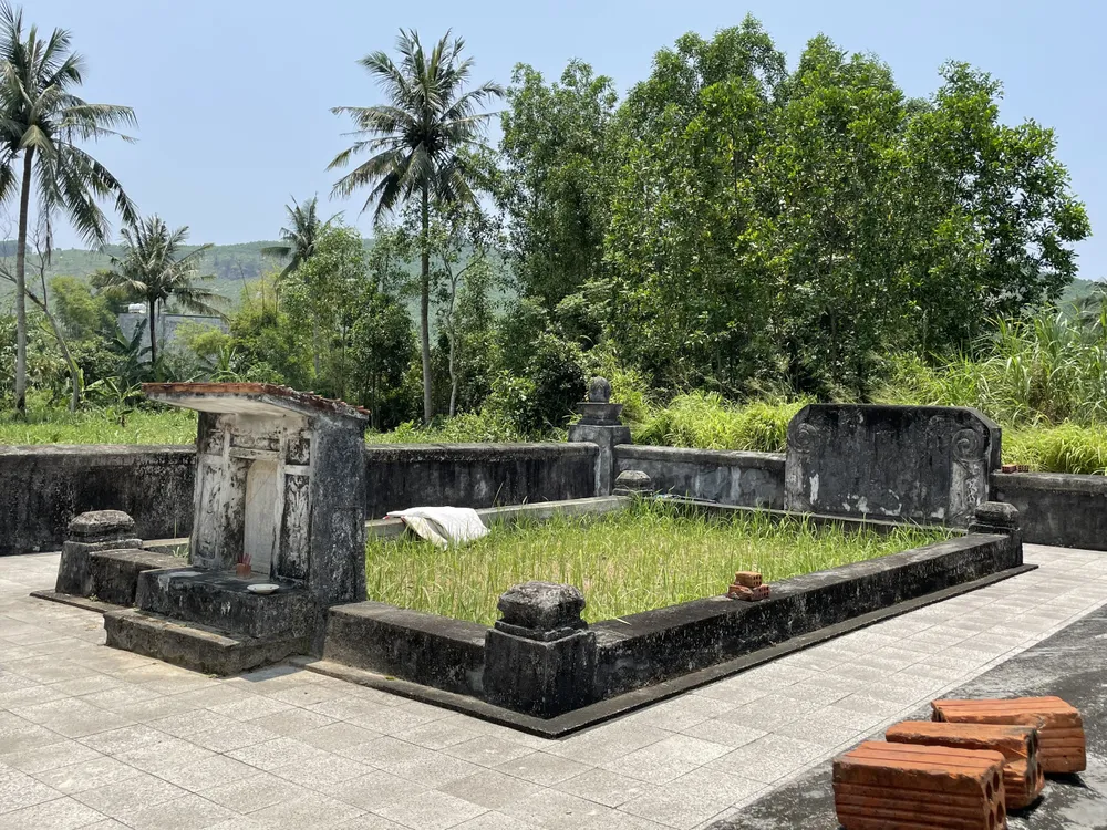 Khu mộ Huỳnh Công Thiệu.