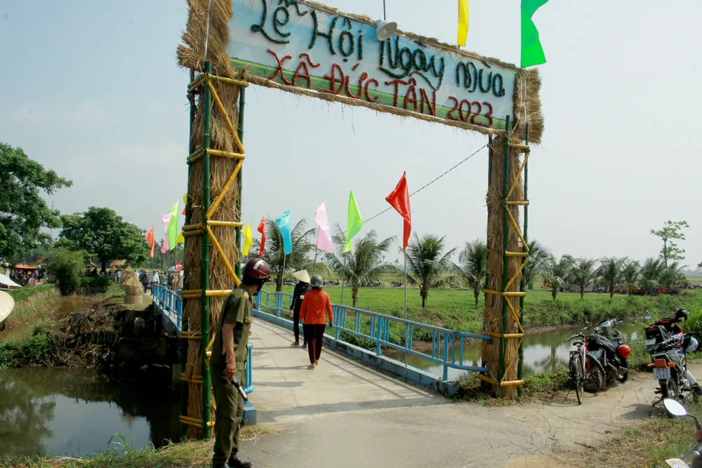 Cổng vào được trang trí bằng rơm rạ, đặc trưng vụ mùa Cổng vào được trang trí bằng rơm rạ, đặc trưng vụ mùa