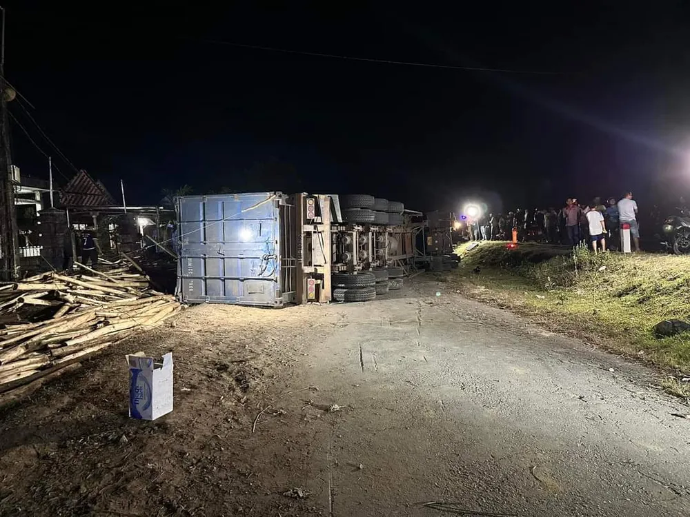 Xe tải chở theo gỗ keo bị lật