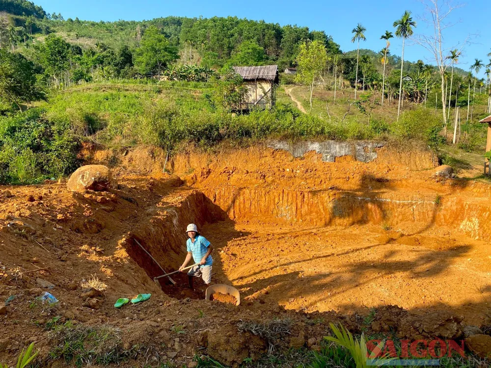 Anh cũng tự đào ao thả cá. Ảnh: NVCC