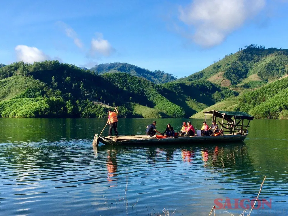 Du khách chèo thuyền trên lòng hồ Đắk Đrinh. Ảnh: NVCC