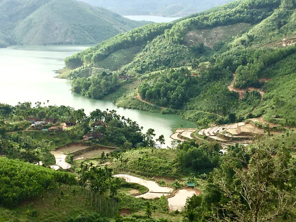 Quang cảnh hoang sơ, hùng vĩ bên cạnh hồ Đắk Đrinh. Ảnh: NVCC